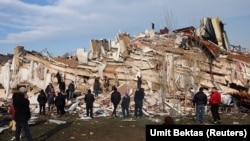 مناطق آسیب دیده نزدیک در دو طرف مرز ترکیه و سوریه واقع شده اند.