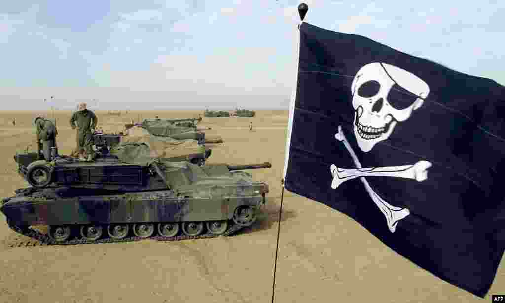 Резервисти на американскиот марински корпус го веат својот &bdquo;Jolly Roger&ldquo; на тенк M1A1 Абрамс во кампот Гризли на американскиот маринци во Кувајт на 16 февруари 2003 година. Абрамс помина низ различни надградби, што резултираше со верзиите M1, M1A1 и M1A2, при што секоја има подобрувања во вооружувањето, заштитата и електрониката. &nbsp;