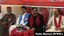 د عوامي نېشنل ګوند د سيند صوبايي مشر شاهي سيد د فبرورۍ پر پنځمه د کراچۍ په باچا خان مرکز کې خبري غونډې ته د وینا پرمهال.