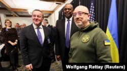 De la dreapta la stânga: Miniștrii apărării din Ucraina, Statele Unite și Germania, Oleksi Reznikov, Lloyd Austin și Boris Pistorius, în timpul unei reuniuni a Grupului de contact pentru apărarea Ucrainei, Ramstein-Miesenbach, Germania, 20 ianuarie 2023