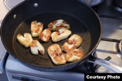 Djathi "Halloumi" i bërë në tokën polake.