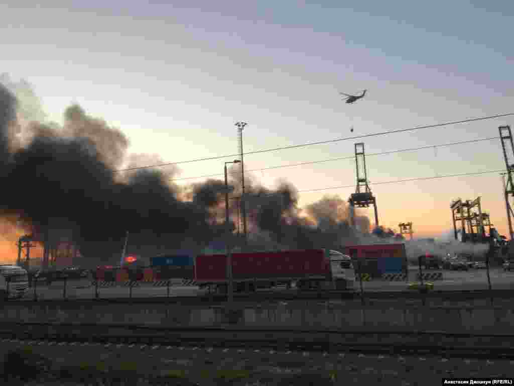 Zelzele sebebinden Türkiyeniñ eñ büyük limanlarından biri Hataynıñ İskenderun ilçesinde yanmağa devam etti, 2023 senesi fevralniñ 9-ı