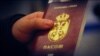 Një person mban në duar një pasaportë të Serbisë. Fotografi ilustruese nga arkivi. 