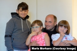 Евхен Межевој со синот и двете ќерки