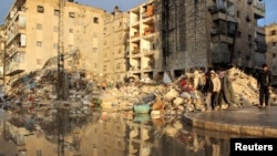 تلاش‌ها از سوی مردم و گروه‌های نجات بی‌وقفه ادامه دارد اما امید برای نجات گیر مانده‌ها در زیر آوار‌ها خیلی اندک شده.