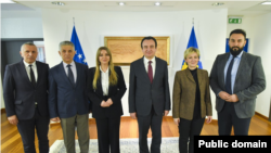 Kryeministri i Kosovës, Albin Kurti në takim me përfaqësuesit e shqiptarëve dhe boshnjakëve në Serbi.