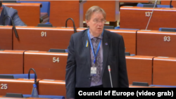 Përfaqësuesi i Britanisë së Madhe, John Howell, gjatë fjalimit të tij në seancën e Këshillit të Evropës, më 25 janar 2023, në Strasburg, Francë.