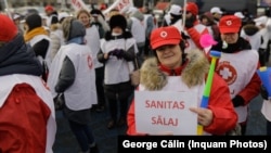 Premierul Nicolae Ciucă e în căutare de soluții pentru reducerea cheltuielilor de la buget. Sindicatele din Sănătate și Educație amenință cu proteste dacă vor fi înghețate cheltuielile la nivelul anului trecut. (Foto: Protest Sanitas, București, 8 februarie 2023)
