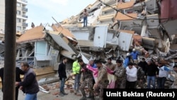 یکی از نگرانی‌های بزرگ از پس لرزه هاست زیرا نزدیک به ۲۵۰ تکان تا اکنون در منطقه احساس شده که یکی از آنها تا حدود ۵.۶ درجه ریشتر قدرتمند بوده.