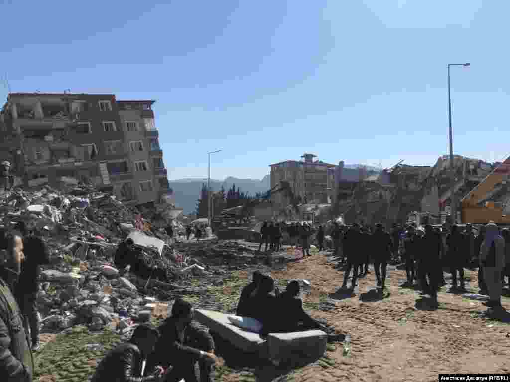 İskenderunda suv seviyesi köterildi, soqaqlarnı suv bastı. Sakinler tahliye etildi