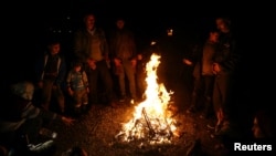 Зилзиләдән куркып урамга чыккан халык учак ягып җылына, Каһраманмараш