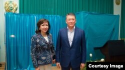 Қазақстанның бұрынғы президенті Нұрсұлтан Назарбаевтың қызы Динара (сол жақта) күйеуі Тимур Құлыбаевпен бірге