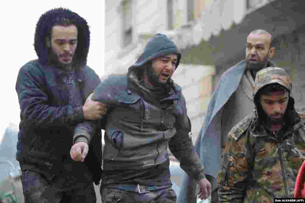 Siriýanyň Jandaris şäherinde ýer titremede weýran bolan bina.