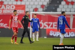 Andrei Chivulete a trimis echipele la vestiare, după care jucătorii au revenit pe teren, scandările au continuat şi a întrerupt definitiv jocul.