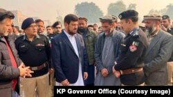 د خیبر پښتونخوا ګورنر د پولیسو سره خبرې کوي - انځور له ارشيفه