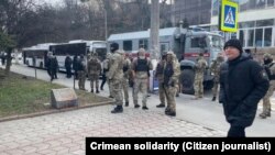 Российские силовики под зданием суда в Симферополе, 25 января 2023 года