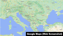 Vijë me ndërprerje midis Serbisë dhe Kosovës dhe jo një kufi i plotë në Google Maps.