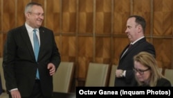 România se împrumută în continuare la dobânzi mari pe piața externă. În 2023, mare parte din banii împrumutați merg pentru plata datoriilor ce curg din împrumuturi anterioare. În imagine, ministrul de Finanțe, Adrian Câciu (D) și premierul Nicolae Ciucă (S).