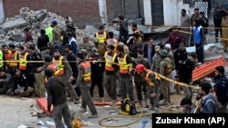 پولیس در محل انفجار در پشاور پاکستان
