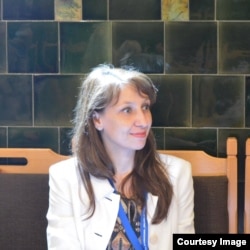 Aliona Bivolaru este lector universitar doctor în cadrul Facultății de Limbi și Literaturi Străine din București. A creat un grup de suport lingvistic, în sprijinul ucrainenilor care intră în țără.