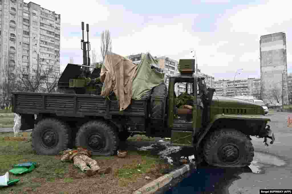 Тела российских военнослужащих в украинской форме внутри и рядом с автомашиной. Они были застрелены во время атак на столицу Украины Киев 25 февраля.