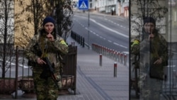 Украінскі салдат патрулюе апусьцелыя вуліцы Кіева 27 лютага