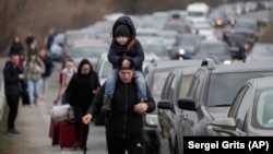 Sute de mii de ucraineni fug din calea războiului. Mulți au ajuns în România, unde unii au rude sau prieteni. Comunitatea etnicilor ucraineni din România e șocată de atacul brutal ordonat de V. Putin asupra Ucrainei. (Imagine din 26.02, granița Ucrainei cu Republica Moldova)