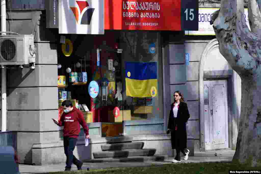 უკრაინის დროშა წიგნის მაღაზიის ვიტრინაზე.&nbsp;