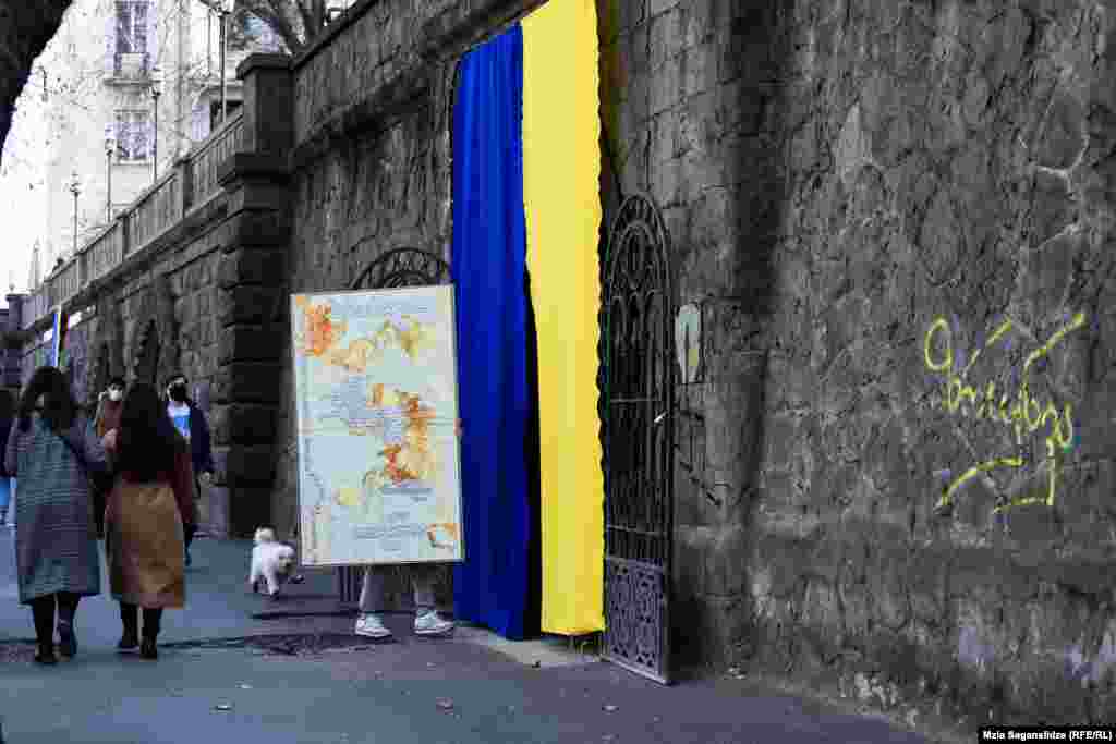 ღვინის ქარხნის შესასვლეთან, თბილისის ცენტრში.&nbsp;