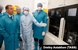 რუსეთის ფედერაციის პრემიერ-მინისტრი დმიტრი მედვედევი კომპანია "ანგსტრემში" ათვალიერებს მიკროპროცესორების წარმოებას. 2016 წ.