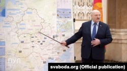 Аляксандар Лукашэнка ля мапы Ўкраіны і Беларусі. 2022 
