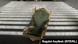 Казакстандын президентинин креслосунун 2022-жылы Каңтар окуясында Алматыдагы резиденция курчоого алынгандан кийинки көрүнүшү.    