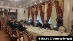 Орусия менен Украинанын делегацияларынын алгачкы сүйлөшүүлөрүнүн бири.
