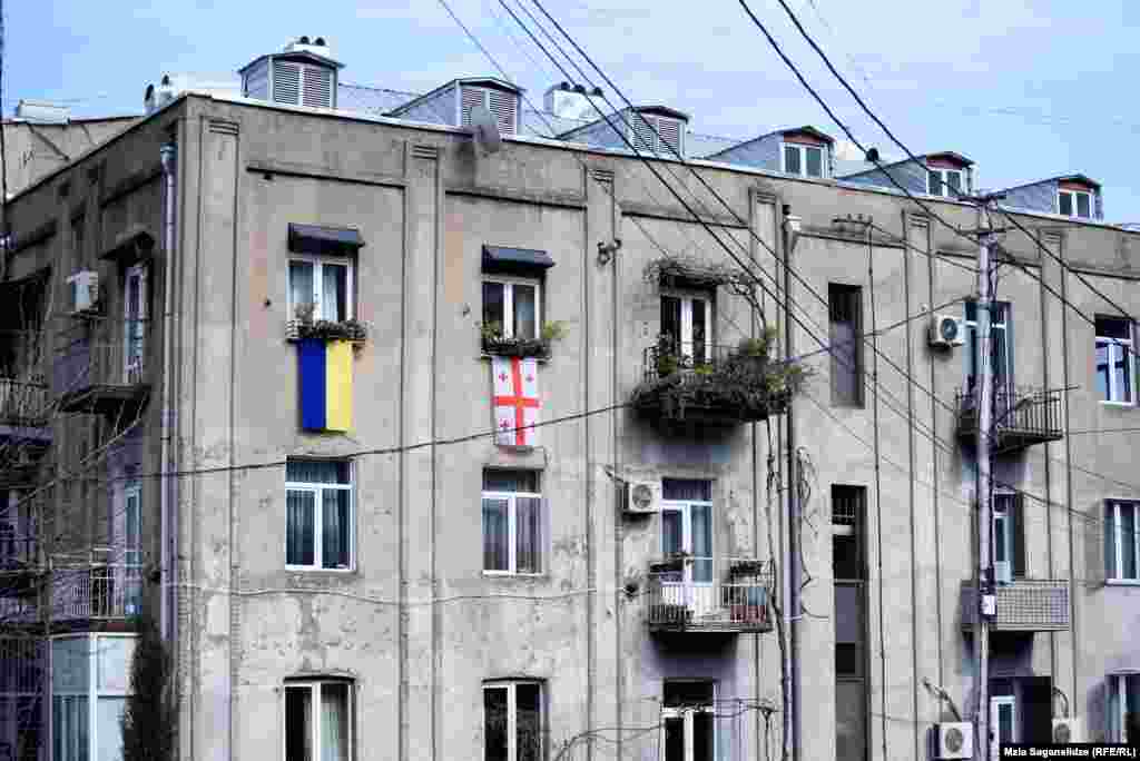 საქართველოს და უკრაინის დროშები ერთ-ერთ საცხოვრებელ კორპუსზე.&nbsp;