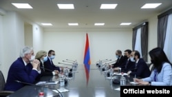 Հայաստանի արտգործնախարար Արարատ Միրզոյանն ու Ֆրանսիայի Իլ-դը-Ֆրանս շրջանային խորհրդի նախագահ Վալերի Պեկրեսի գլխավորած պատվիրակությունը
