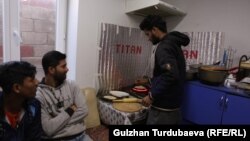 Граждане Бангладеш, работающие в швейном цехе в Бишкеке. 2022 год. 