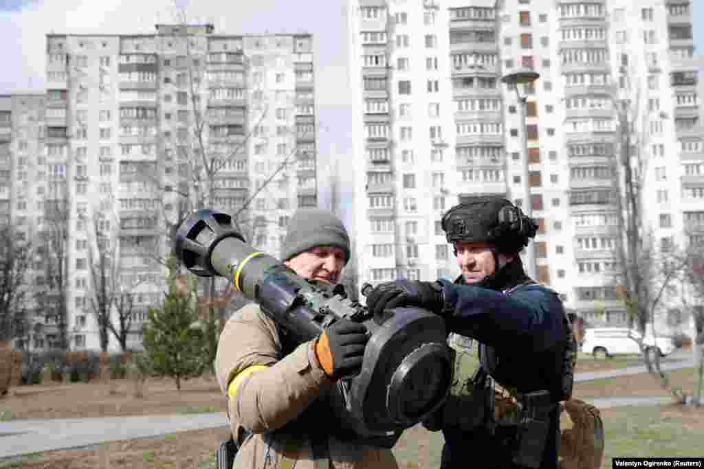 NLAW.&nbsp;Armă antitanc ușoară de generație următoare, cunoscută și sub numele de Tanc de luptă principal și Armă antitanc ușoară, și cunoscută în Suedia sub denumirea de Robot 57, este un sistem de rachete de unică folosință cu o singură lovitură.