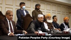 د وزیراعظم شهباز شریف (له کیڼې خوا لومړی) په مشرۍ د اېتلافي ګوندونو مشران د انتخاباتو په اړه جلا نظرونه لري - پخوانی انځور. 