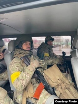 Doi dintre miile de voluntari din Belarus care luptă în Ucraina: Ilya și Denis.