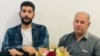 امین انصاری‌فر (راست) و آرمان انصاری‌فر، پدر و برادر فرزاد انصاری‌فر، از کشته‌شدگان آبان ۹۸ پس از آزادی موقت از زندان بهبهان