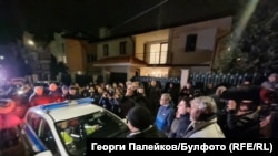 Активисти на ГЕРБ се опитаха да попречат на полицейски автомобили да напуснат района.