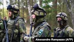 Membrii MPK, Asociația Națională de Antrenament în Apărare din Finlanda, la un antrenament la baza militară Santahamina din Helsinki, Finlanda, pe 14 mai 2022. 