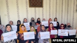 شماری از زنان معترض در کابل که در گزارش سازمان عفو بین الملل نیز از مشکلات و محدودیت های زنان در کابل و ولایات افغانستان یاد آوری شده است. 