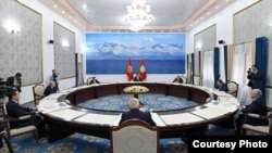 Жыйын Чолпон-Ата шаарында өтүүдө. 