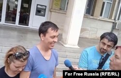 Alčin u pratnji supruge govori za medije ispred sudnice pošto je pušten iz pritvora.