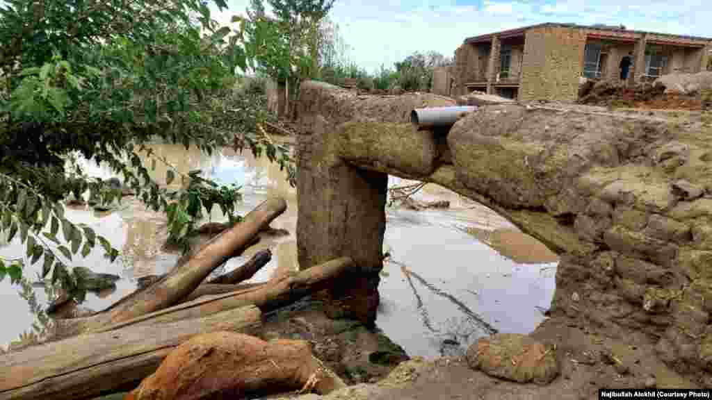 یک خانۀ تخریب شده در اثر سیلاب در ولسوالی خوشی لوگر