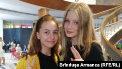Polina și Tania s-au refugiat în România împreună cu familiile lor puțin după începutul războiului. Polina vine din Mikolaev, Tania din Nipro, orașe intens bombardate. Ele speră să se întoarcă în țara lor și sunt convinse că Ucraina va ieși învingătoare din război.