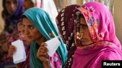 په سيند کې سیلاب ځپلې ښځې د مرستو په انتظار دي