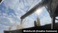 «За дві доби з портів Великої Одеси вийшли чотири судна зі 145 тисяч тонн пшениці для Азії. Серед них балкер STAR EMERALD зі 71 тисяч тонн пшениці для Індонезії», – заявили в Мінінфраструктури