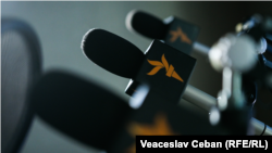 Mikrofonë me logon e Radios Evropa e Lirë